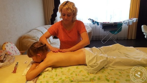 Дочь делает массаж отцу. Массаж дочке. Детский массаж ягодиц. Дочь на массаже.